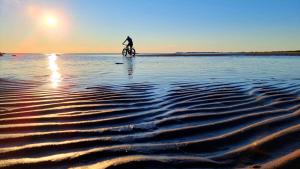 pyöräilijä dyynillä