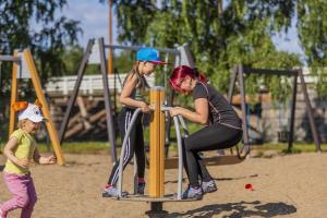 leikkipuisto ja täti