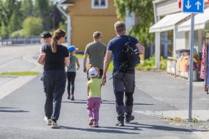 ihmisiä sillalla