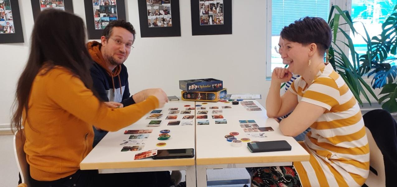 yhessä illat - kuva kirjastolta peli-illasta