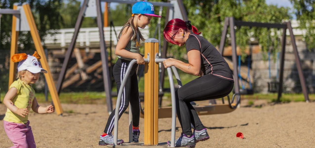 leikkipuisto ja täti