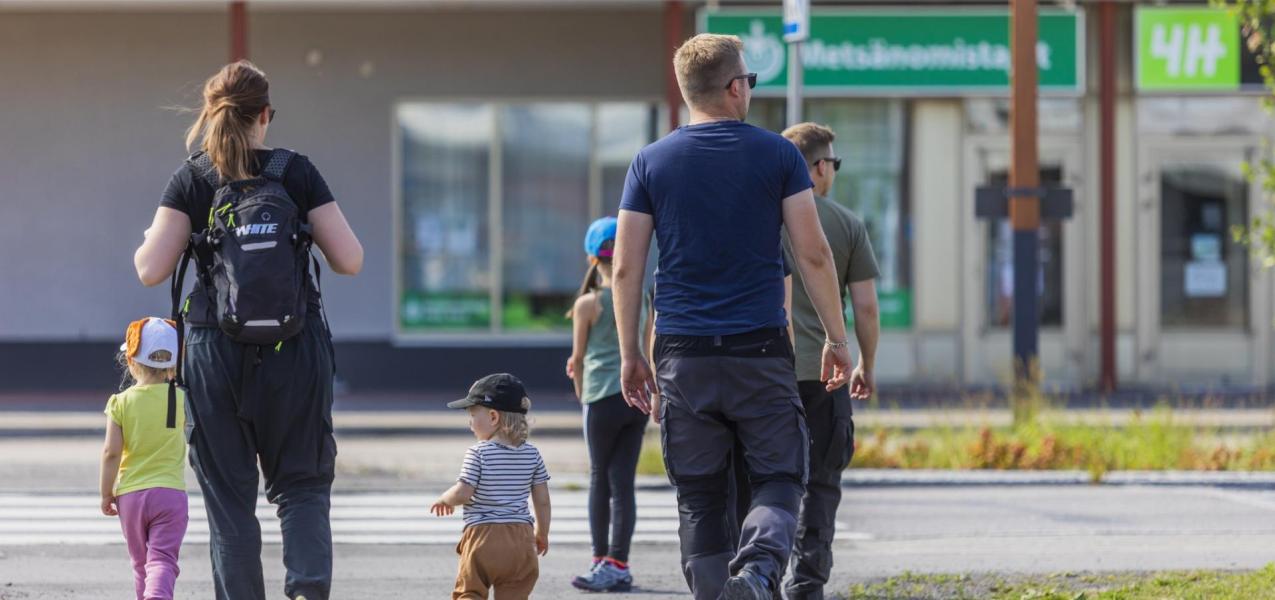 Katunäkymä ja perhe