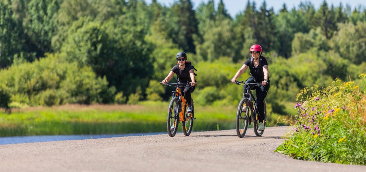 Kaksi pyöräilijää Pyhäjoen penkkatiellä