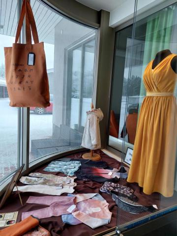 kulmahuoneen näyteikkuna