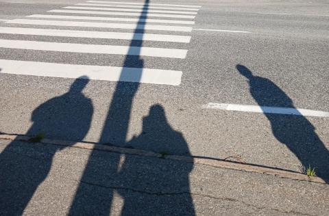 kuva suojatiestä jossa ihmisvarjoja