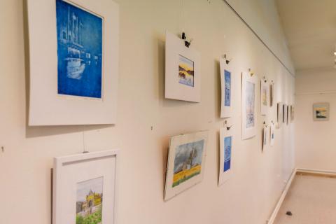 Maalauksia gallerian seinällä