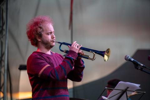 Kuvassa Gabriel Korhonen soittamassa trumpettia. 