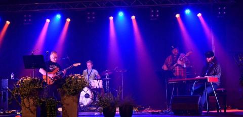 Kuvassa J. Rannanjärvi Blues Band lavalla