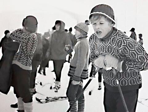 Kuvassa lapsia hiihtämässä 1950-luvulla