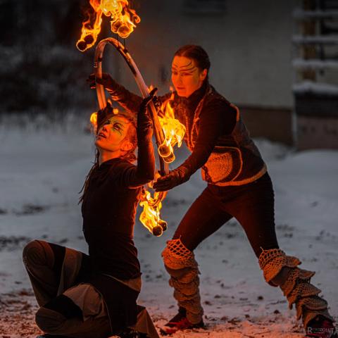 Kuvassa tulitaiteilijoita