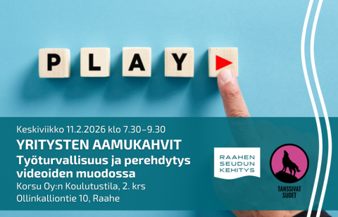 Tilaisuuden tiedot ja järjestäjien logot. Taustalla teksti play puukirjaimista.