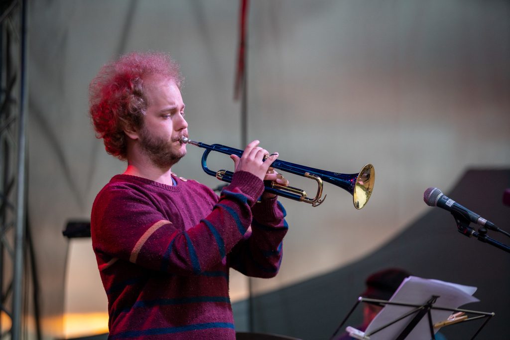 Kuva: Ville Vainio Kuvassa Gabriel Korhonen soittamassa trumpettia.