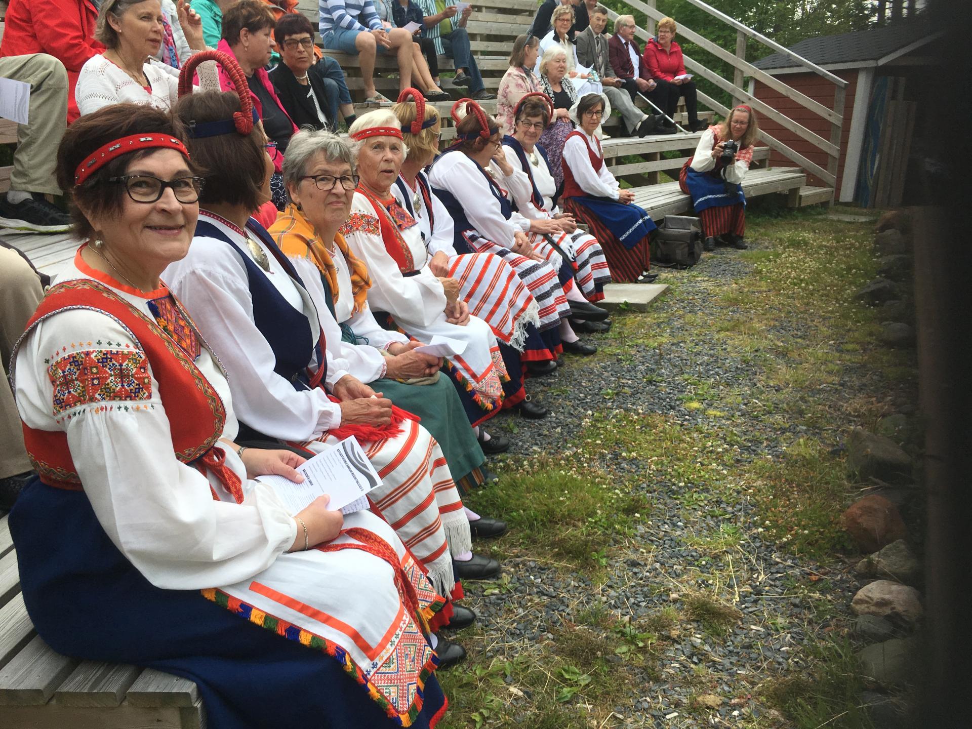 Kuvassa kotiseutujuhlan yleisöä