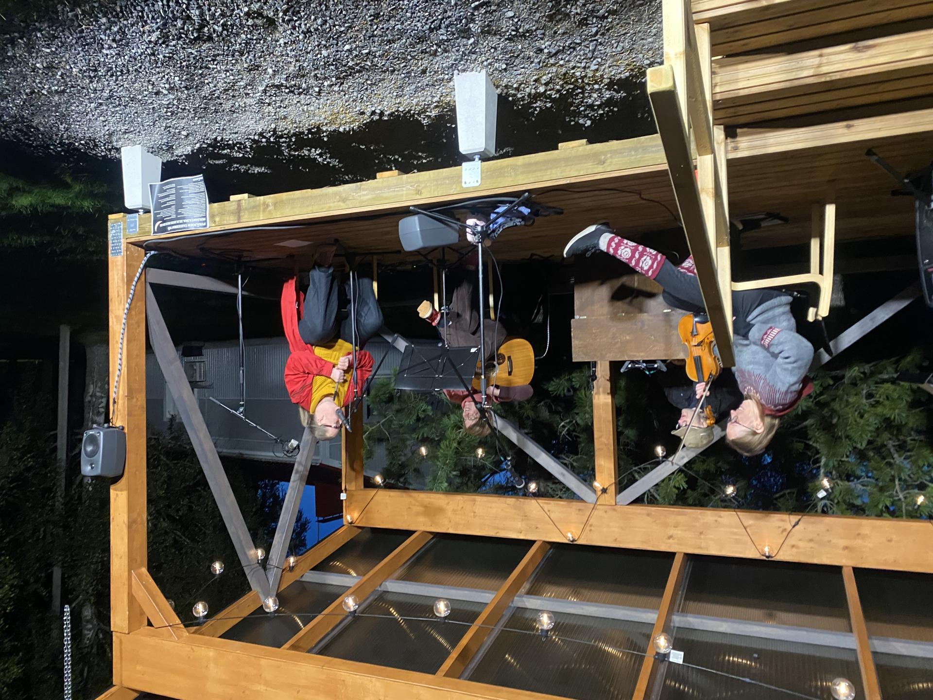 Kuvassa esiintyjiä kirjaston esiintymislavalla