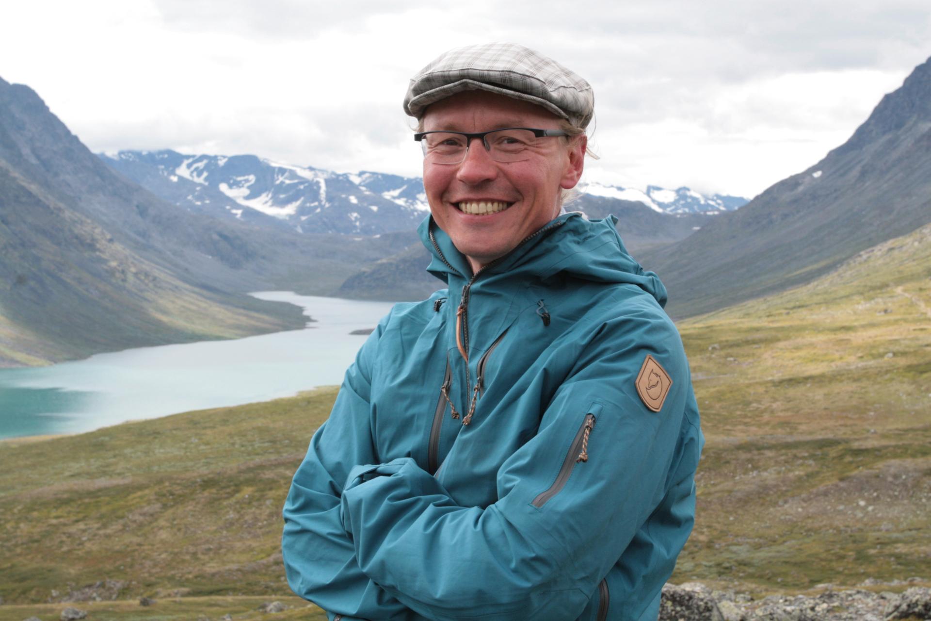 Kuvassa Harri Ahonen ja taustalla tuntureita