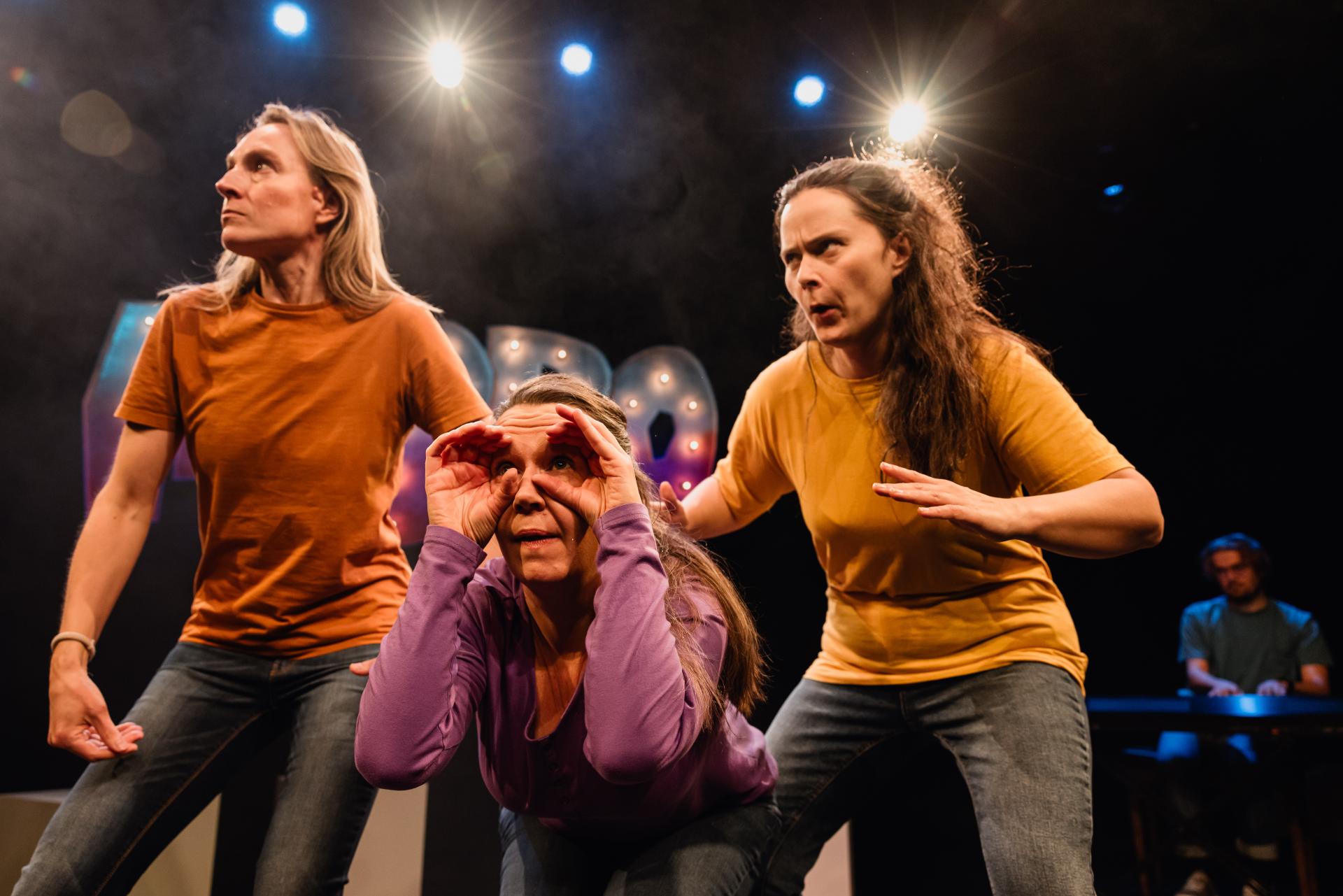 Kuvassa näyttelijöitä lavalla.