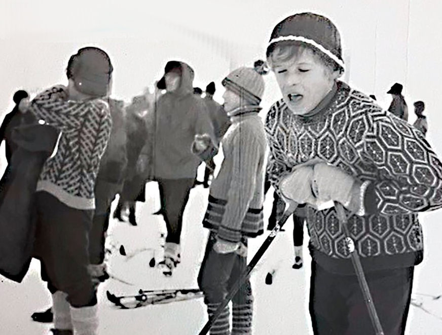 Kuvassa lapsia hiihtämässä 1950-luvulla